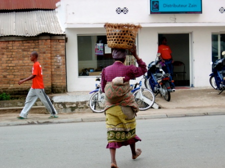 Fianarantsoa lady balancing business on her head.